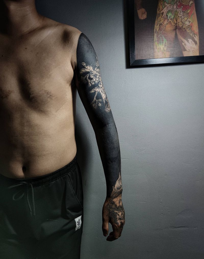 黑臂纹身图片_手臂图腾遮盖菊花梅花纹身图案