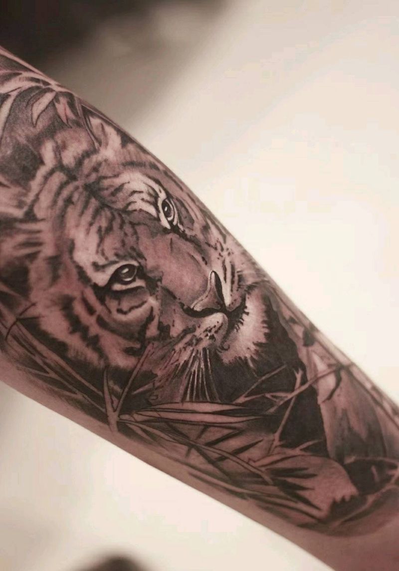 虎纹身图片_腿部写实动物成品纹身图案