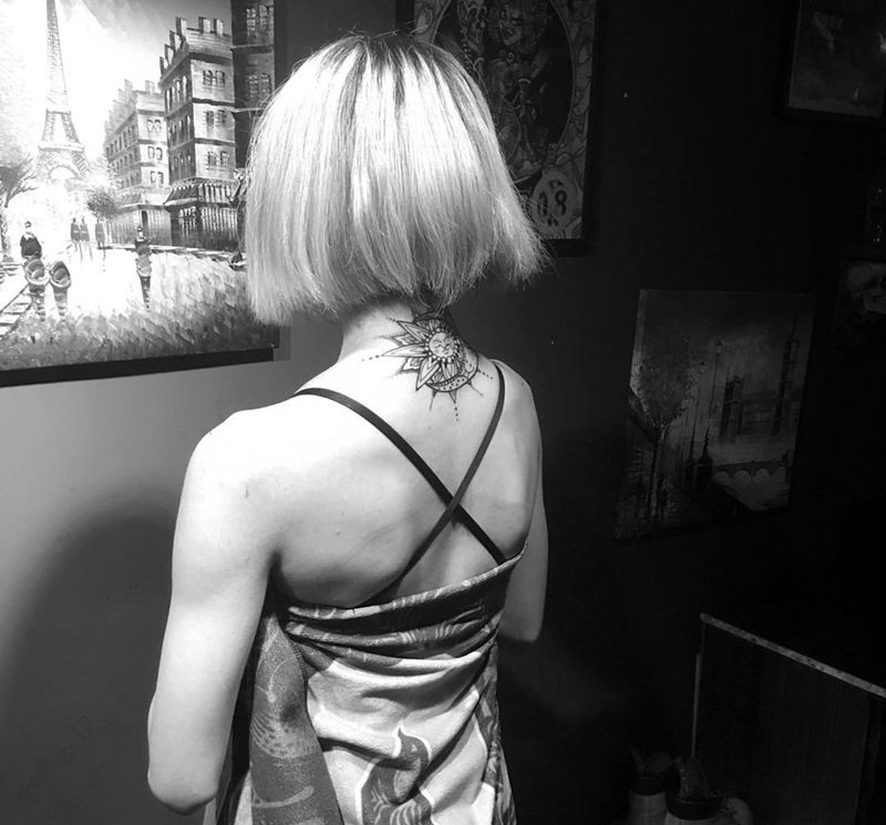 月亮 点刺纹身图片_成品颈部清新几何图腾纹身图案