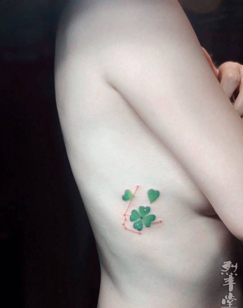 四叶草与水瓶座纹身图片_胸部水彩四叶草水瓶座幸运草纹身图案
