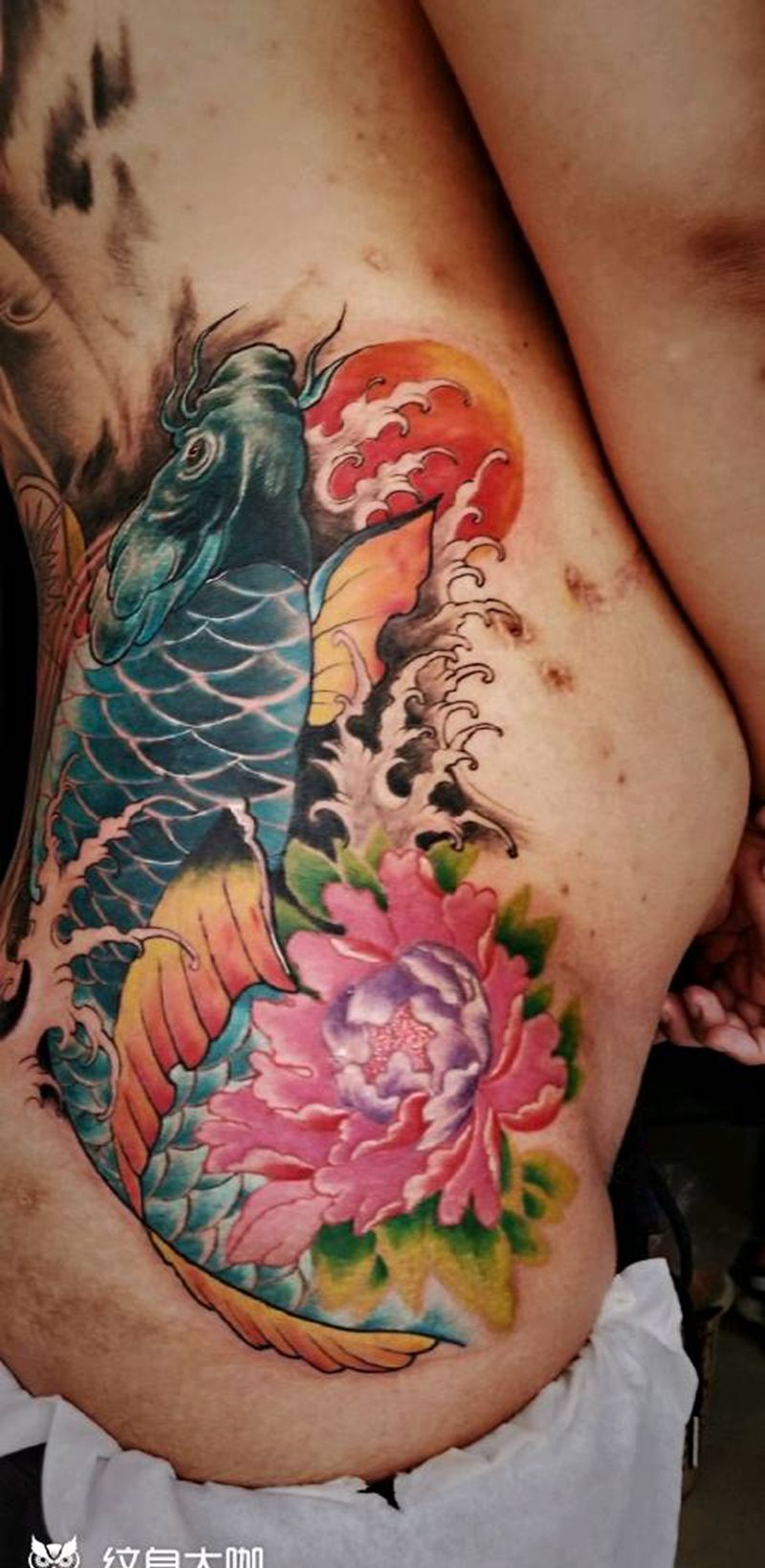 鲤鱼遮盖纹身图片_腰部新传统纹身图案