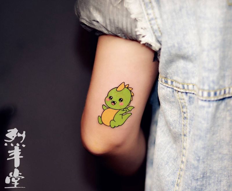 小飞龙纹身图片_手臂水彩卡通包头纹身图案