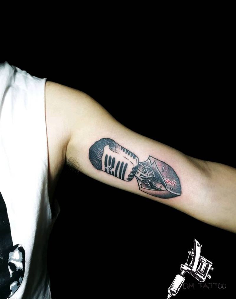 麦克风男人纹身图片_手臂纹身图案