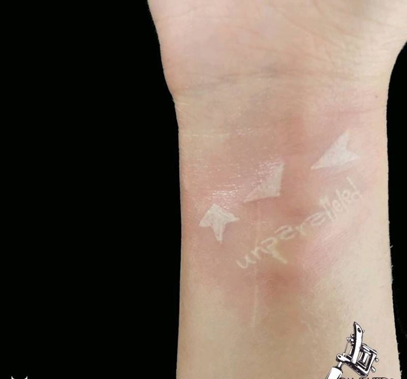 今日白色纹身图片