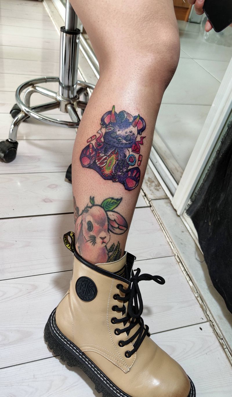 暗黑熊纹身图片_腿部New School暗黑彩色纹身图案