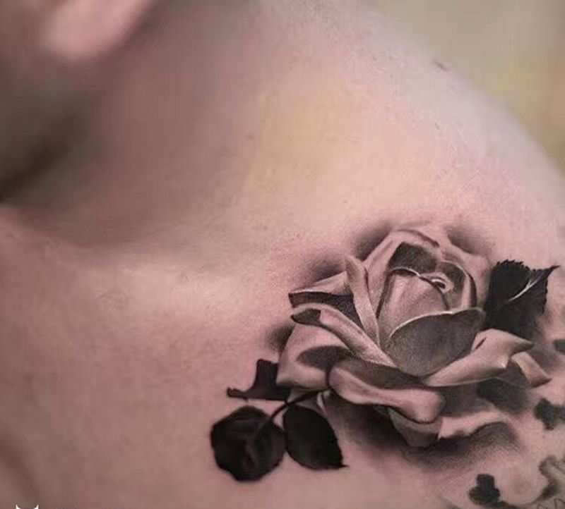 写实单色玫瑰纹身图片