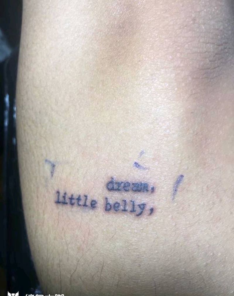 小小字母纹身图片_手臂纹身图案