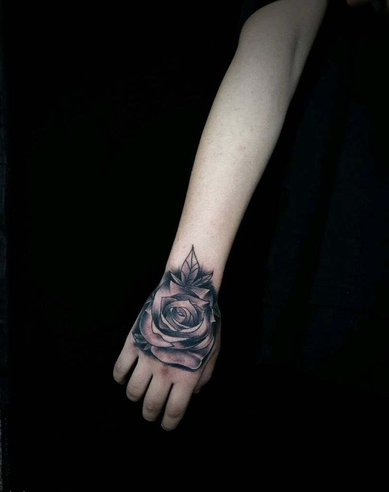 school玫瑰纹身图片_手部New School欧美写实玫瑰纹身图案