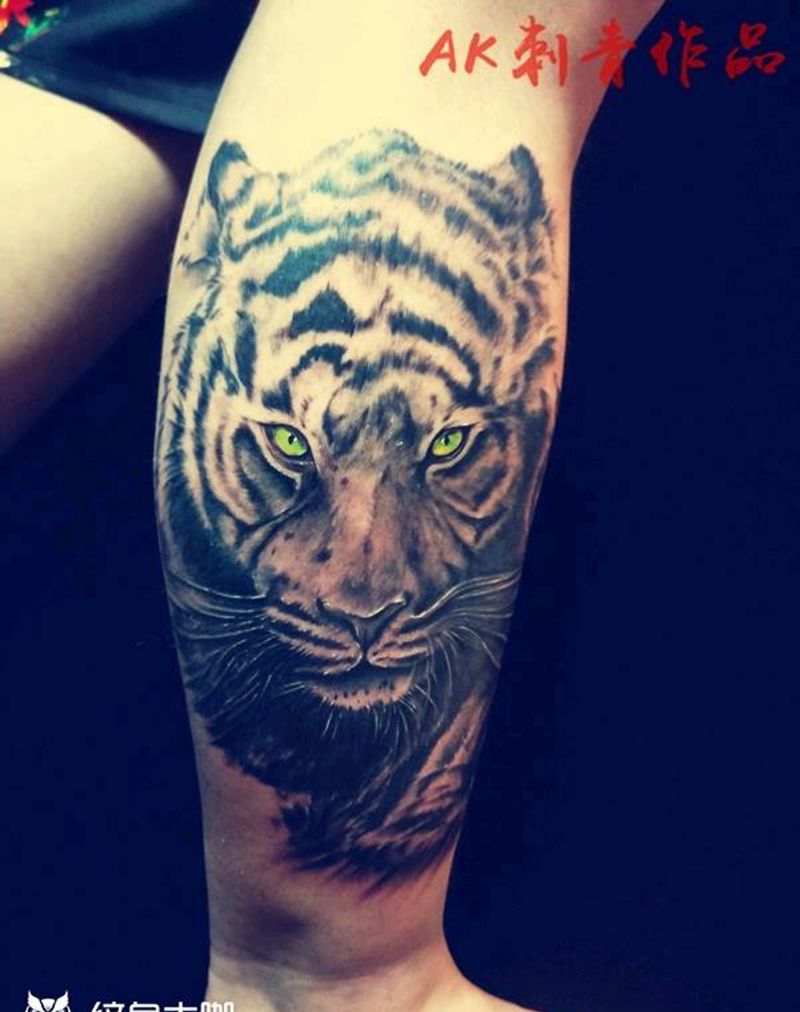 首席纹身师 AK作品纹身图片_腿部欧美写实动物成品纹身图案