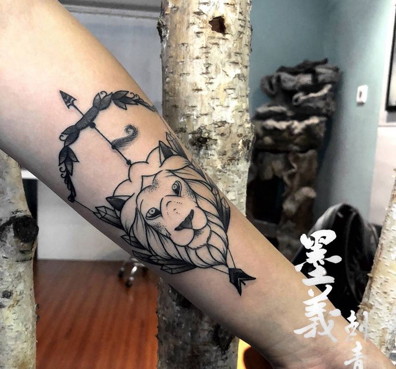 小狮子纹身图片_颈部背部Old School欧美写实纹身图案