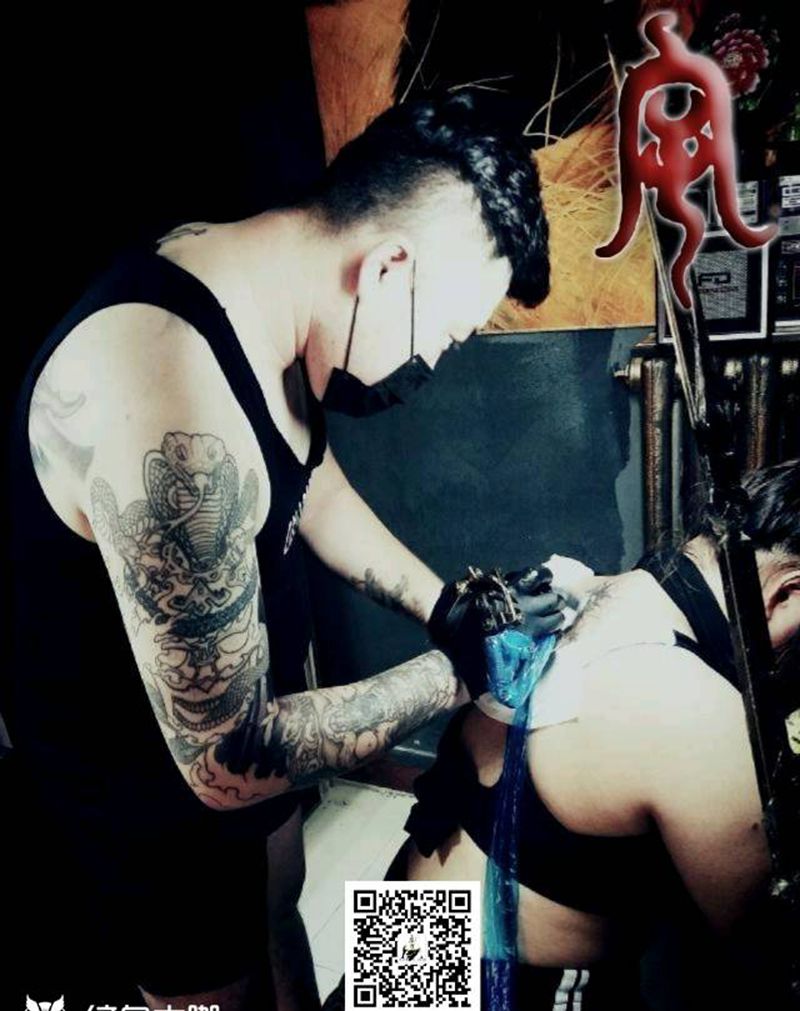 遮盖旧图纹身图片_背部清新宇刺青遮盖旧图修改成品纹身图案