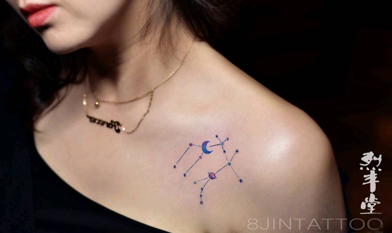 彩色双子座纹身图片_肩部胸部水彩双子座星空包头纹身图案