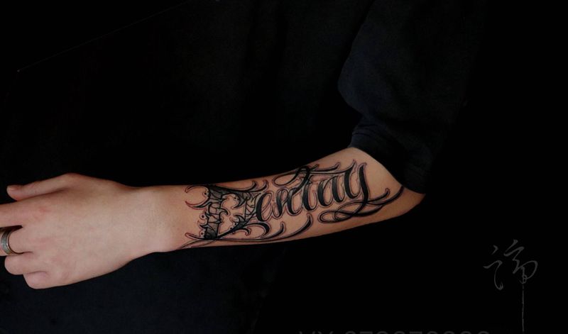 花体字纹身图片_手臂花体字字体纹身图案
