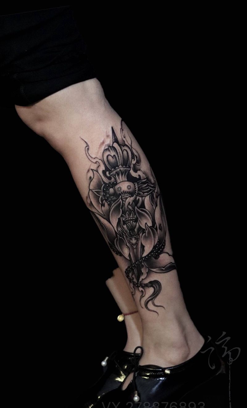 降魔杵纹身图片_腿部新传统花降魔杵纹身图案