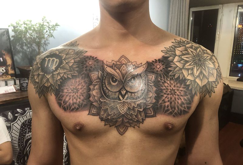 原创花胸纹身图片_胸部New School几何纹身图案