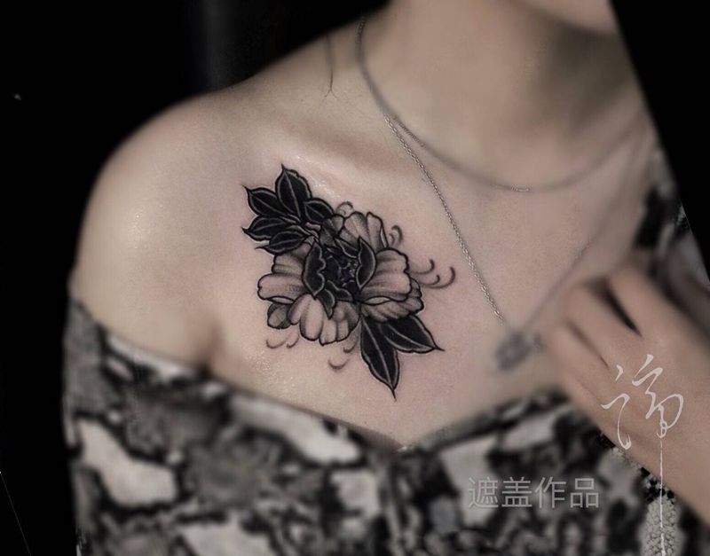 花纹身图片_肩部颈部点刺花纹身图案