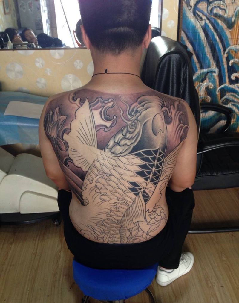 大鱼进度纹身图片_成品手稿腰部背部臀部传统动物纹身图案