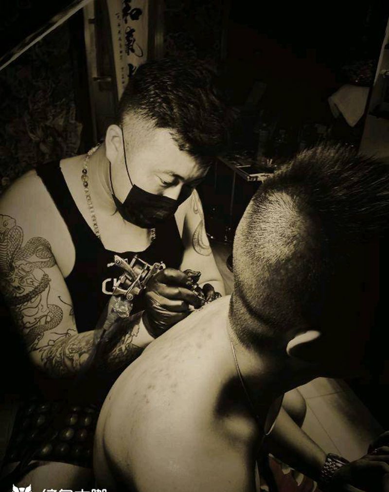 字母纹身图片_肩部字符宇刺青成品纹身图案