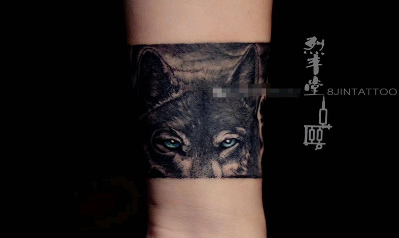 女生臂环（腕环）纹身图片_手臂欧美写实臂环狼海浪纹身图案