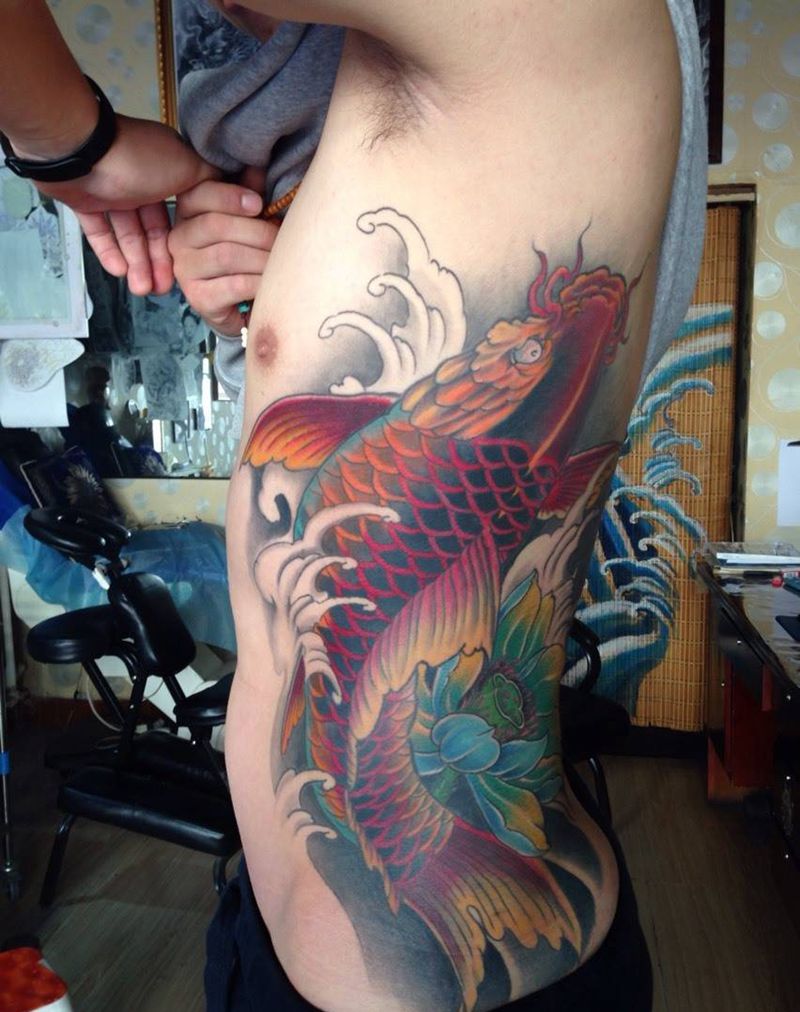 侧肋锦鲤纹身图片_手稿腰部习俗传统动物原创侧肋纹身图案