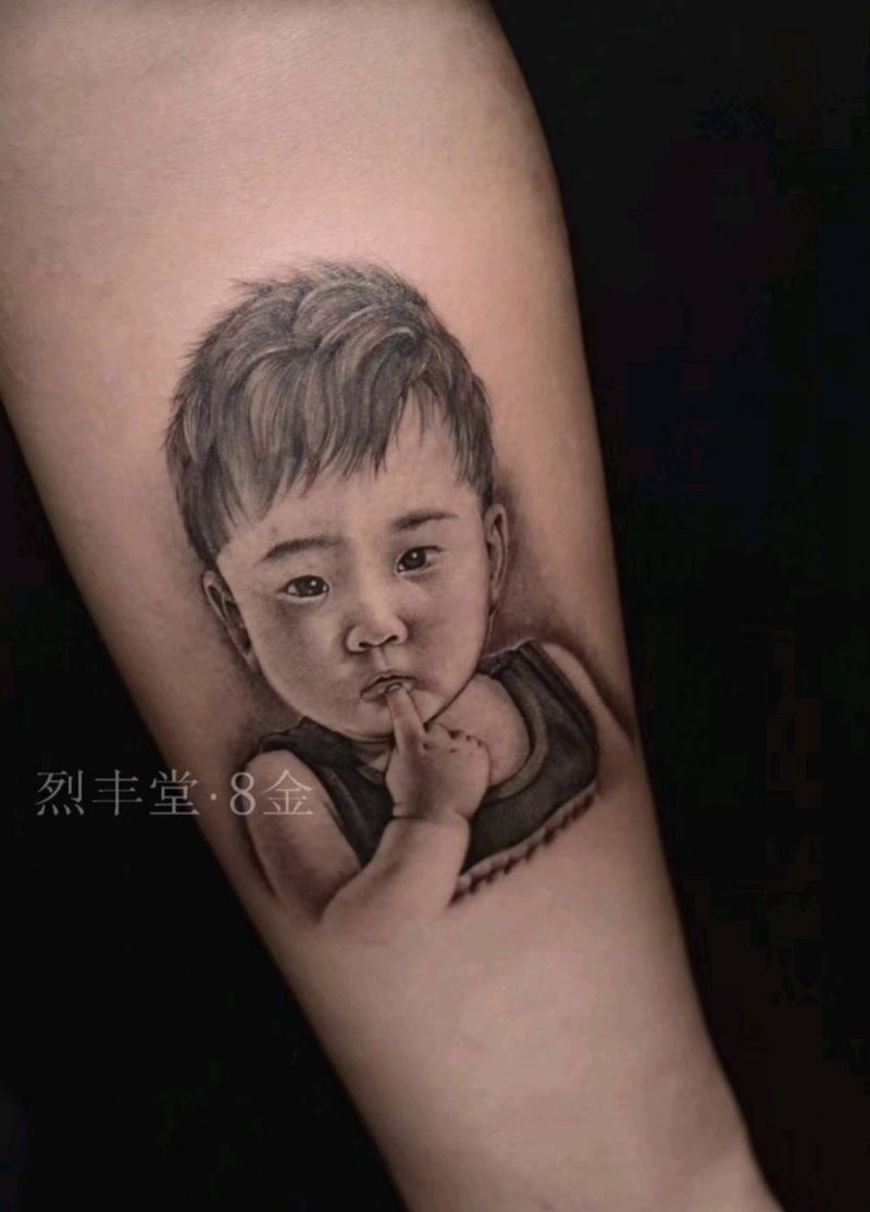 纹孩子肖像纹身图片_手臂欧美写实肖像孩子纹身图案