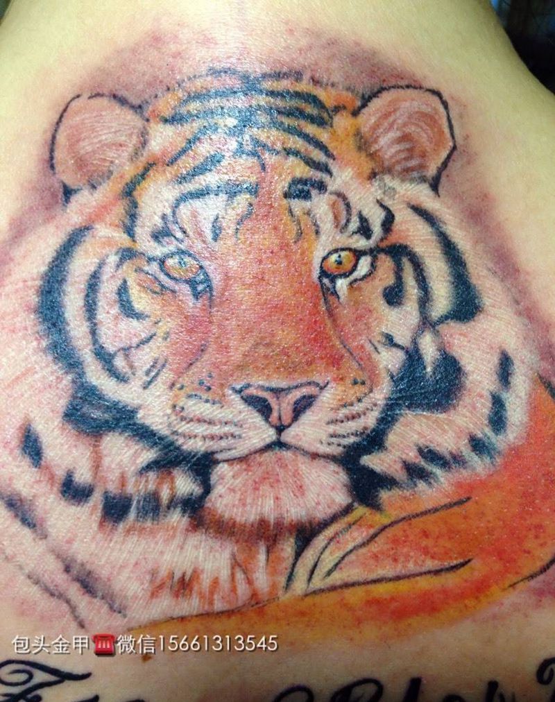 后颈小萌虎纹身图片