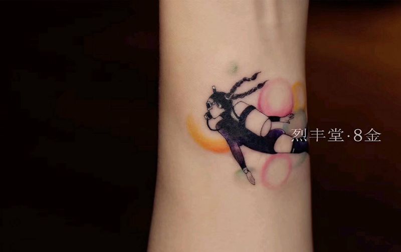 大长腿的梦幻之旅纹身图片_手臂欧美写实水彩手腕潜水员疤痕遮盖纹身图案