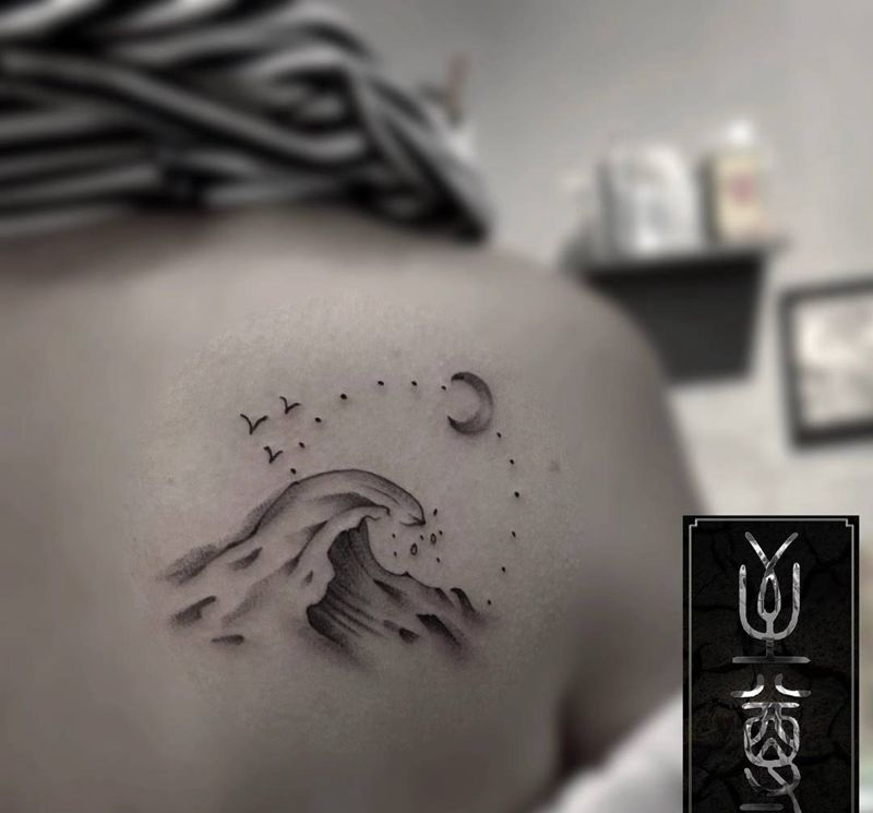 山海纹身图片_背部点刺纹身图案