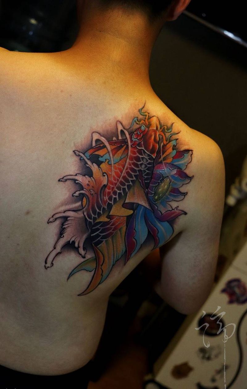 鲤鱼纹身图片_肩部背部新传统老传统鲤鱼纹身图案