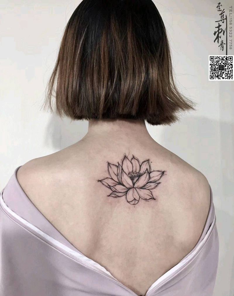 荷花纹身图片_背部水墨纹身图案