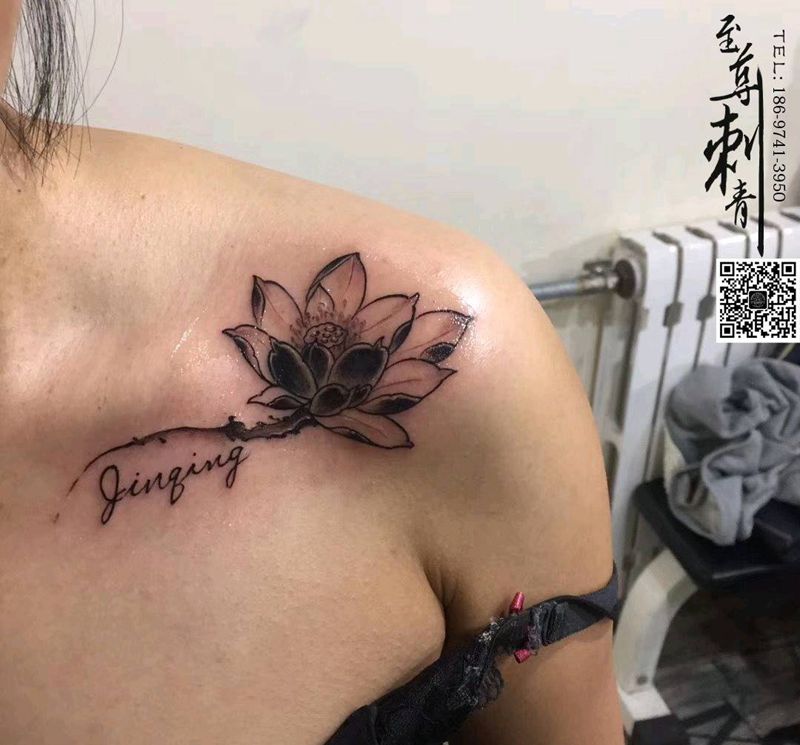 荷花纹身图片_胸部水墨纹身图案