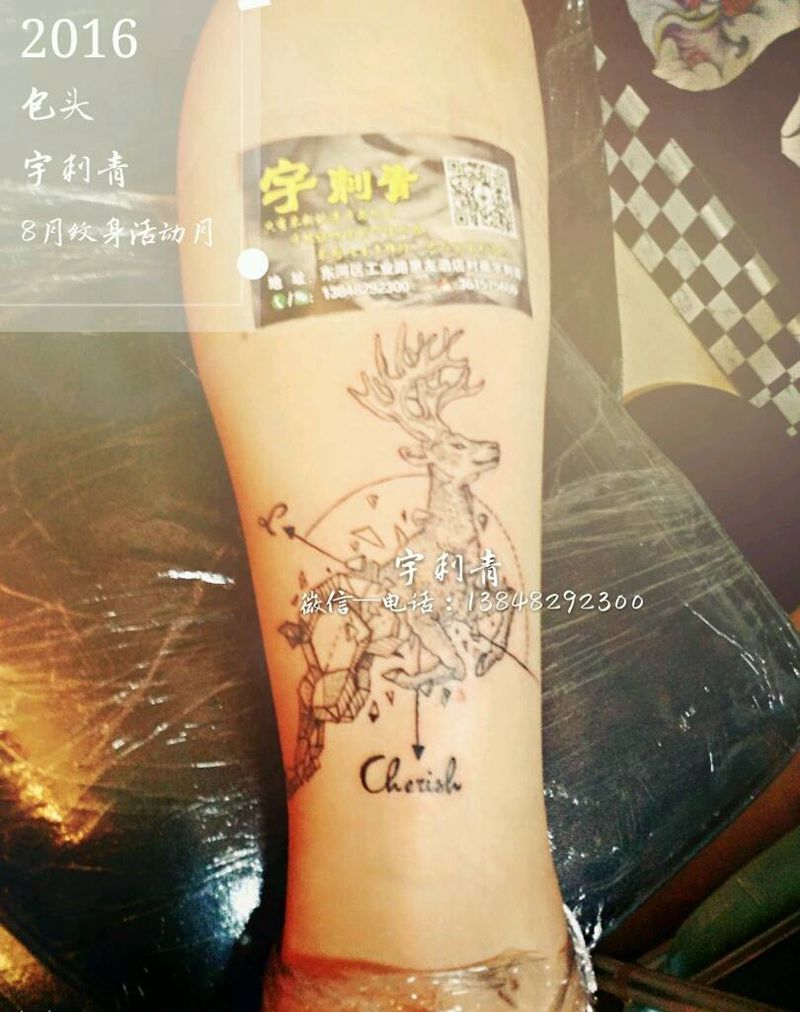 几何小鹿配字母纹身图片_腿部几何动物字母成品纹身图案