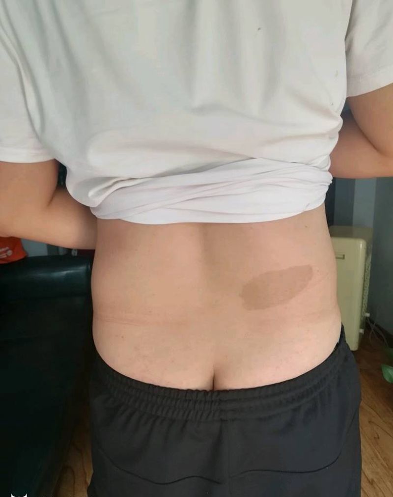 太极双鱼纹身图片_腰部臀部水彩遮盖修改纹身图案