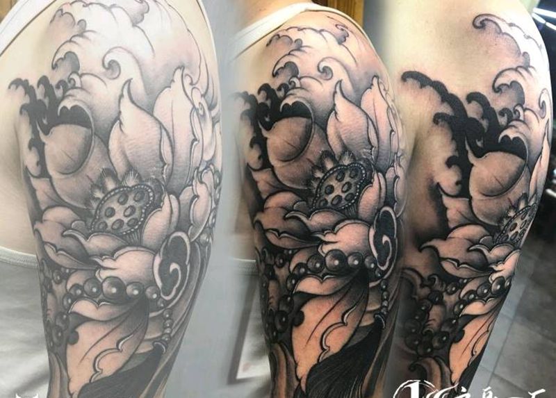 荷花纹身图片_臀部纹身图案