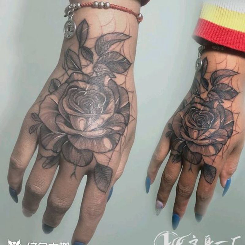 爆手背素花纹身图片_手部纹身图案
