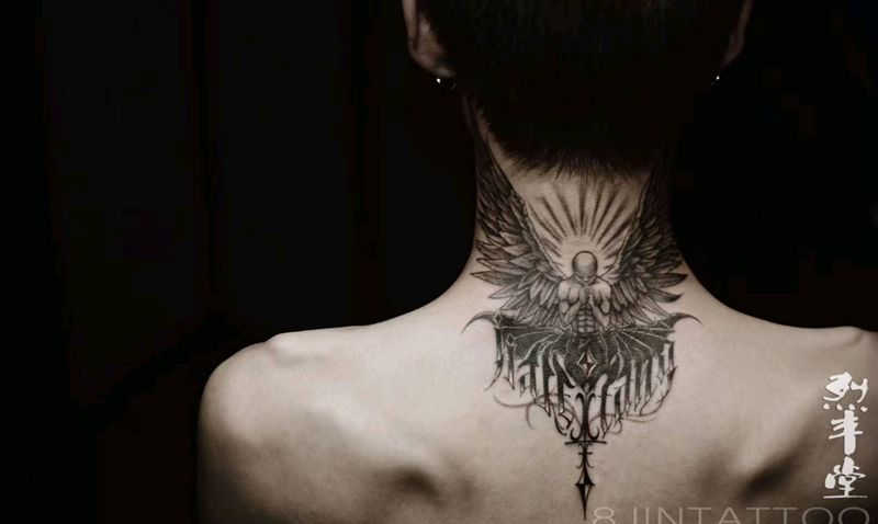 堕落天使纹身图片_颈部欧美写实点刺天使脖子纹身图案