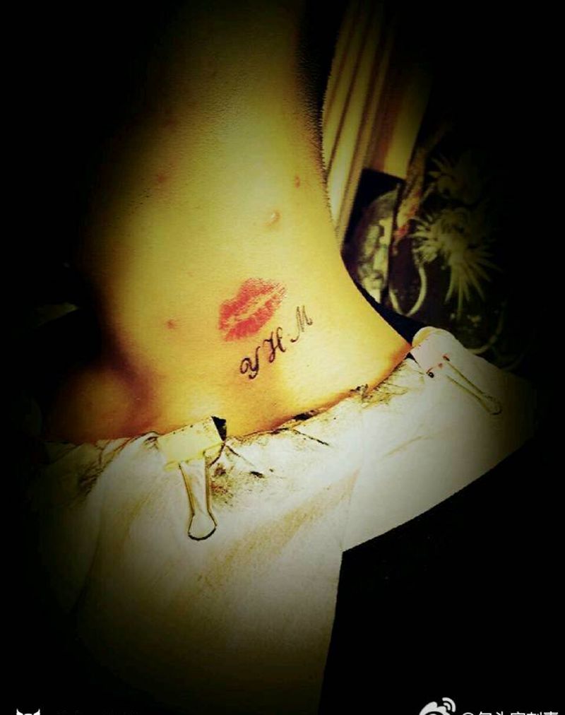 情侣唇印纹身图片_颈部清新情侣小图英文字母成品纹身图案