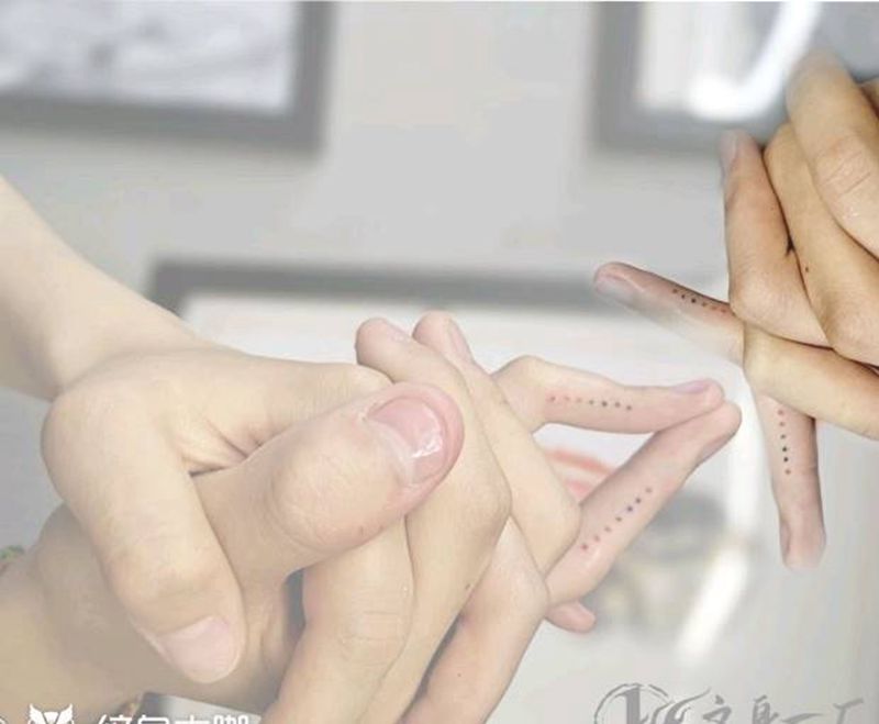 七点情侣纹身图片_手部纹身图案