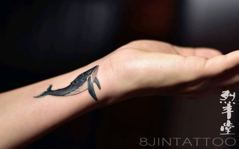 小鲸鱼纹身图片_手臂水彩鲸鱼海豚包头纹身图案