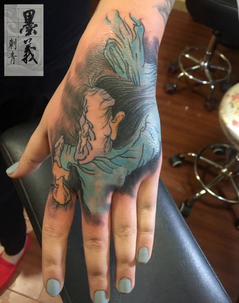 手面纹身图片_腿部背部手稿插画臀部传统欧美人物几何纹身图案