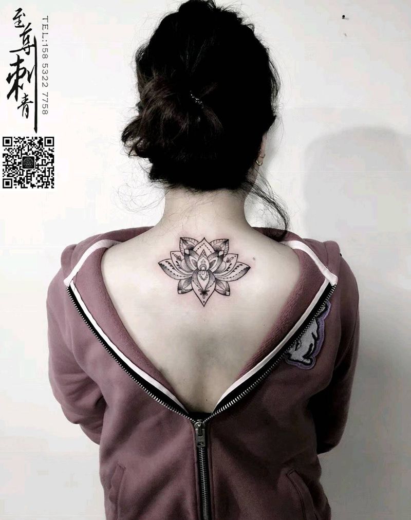 繁花纹身图片_背部点刺纹身图案