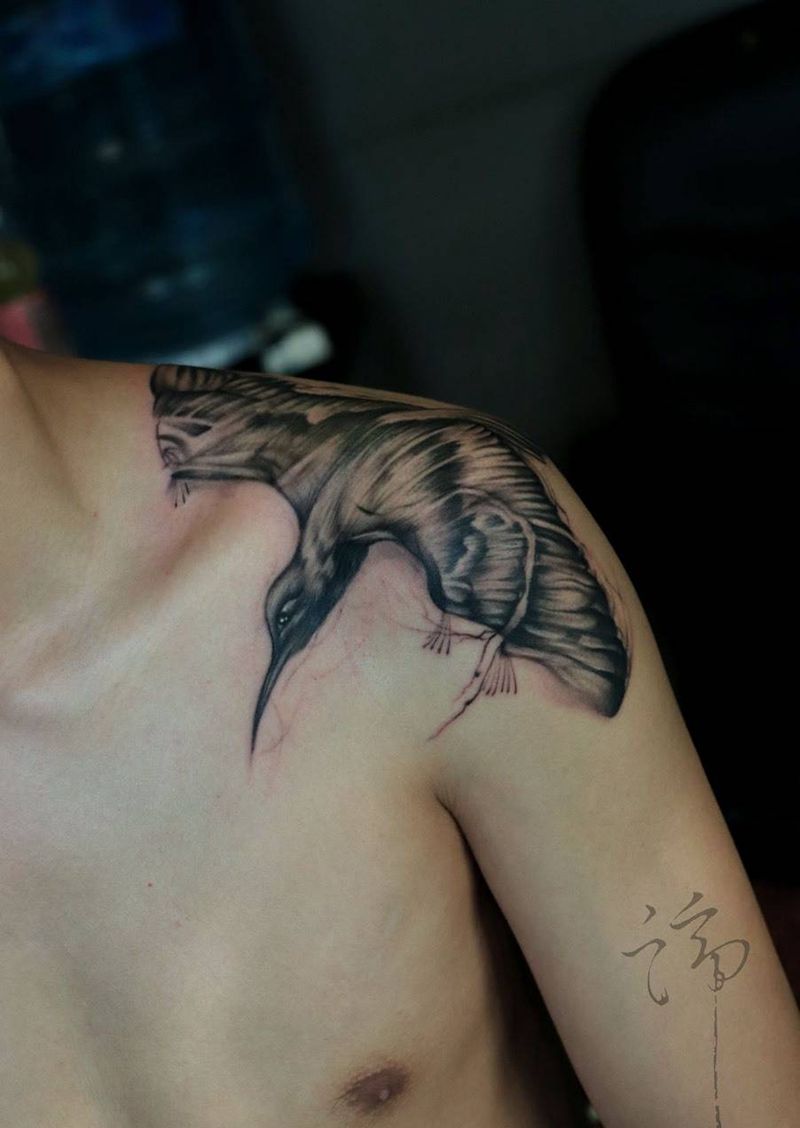 蜂鸟纹身图片_颈部肩部几何水墨鸟 肩部纹身图案
