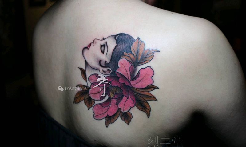 花纹身图片_背部Old School纹身图案