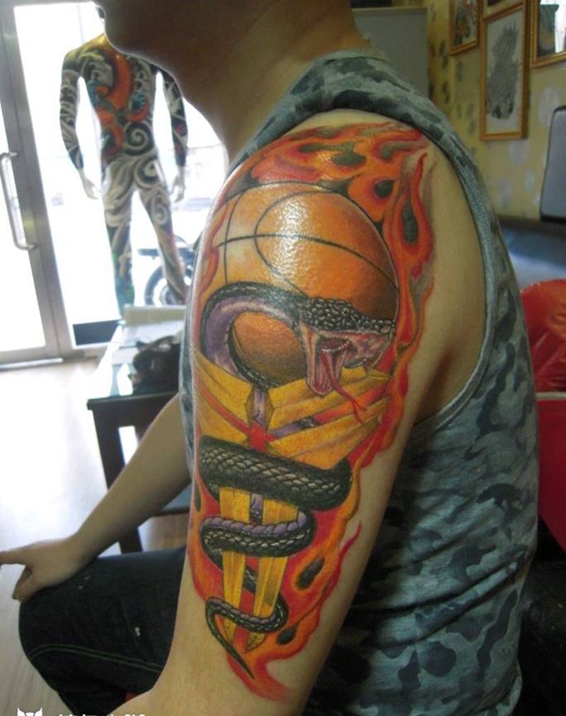 原创黑曼巴纹身图片_手臂欧美写实原创纹身图案