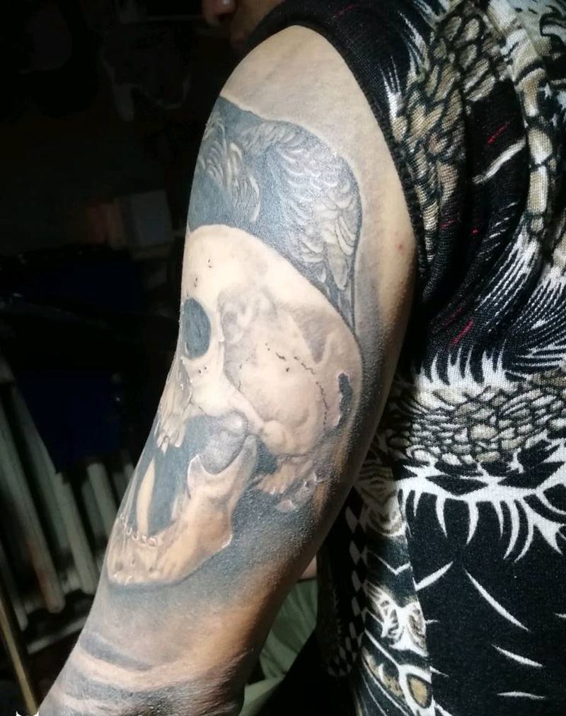 乌鸦骷髅纹身图片_肩部欧美写实纹身图案
