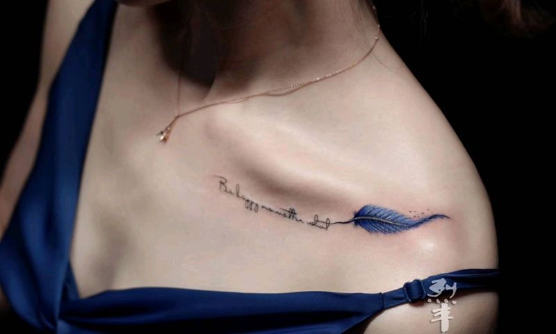 蓝色羽毛纹身图片_肩部水彩羽毛tattoo小清新纹身图案