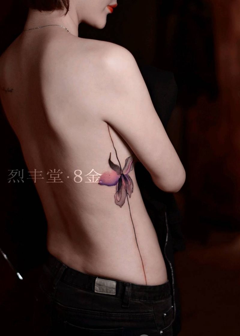 水墨风格花纹身图片_腰部水墨花纹身图案