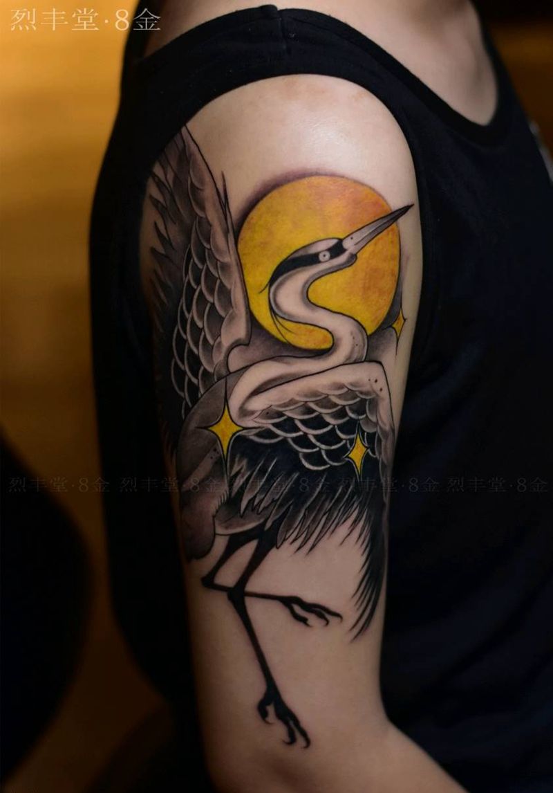 鹤纹身图片_手臂新传统鹤大臂纹身图案
