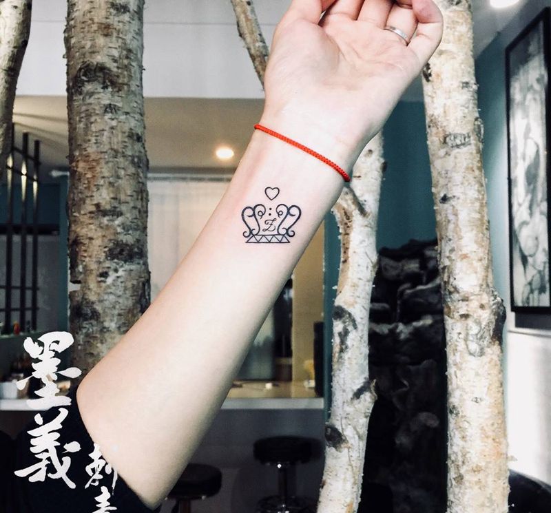 皇冠纹身图片_成品插画手稿颈部腿部臀部情侣图腾纹身图案