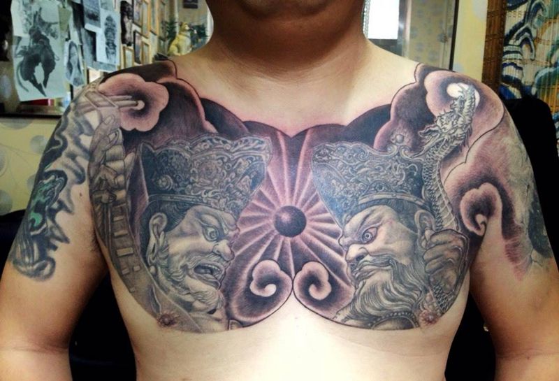 原创四大金刚花胸纹身图片_胸部传统鬼神花胸纹身图案